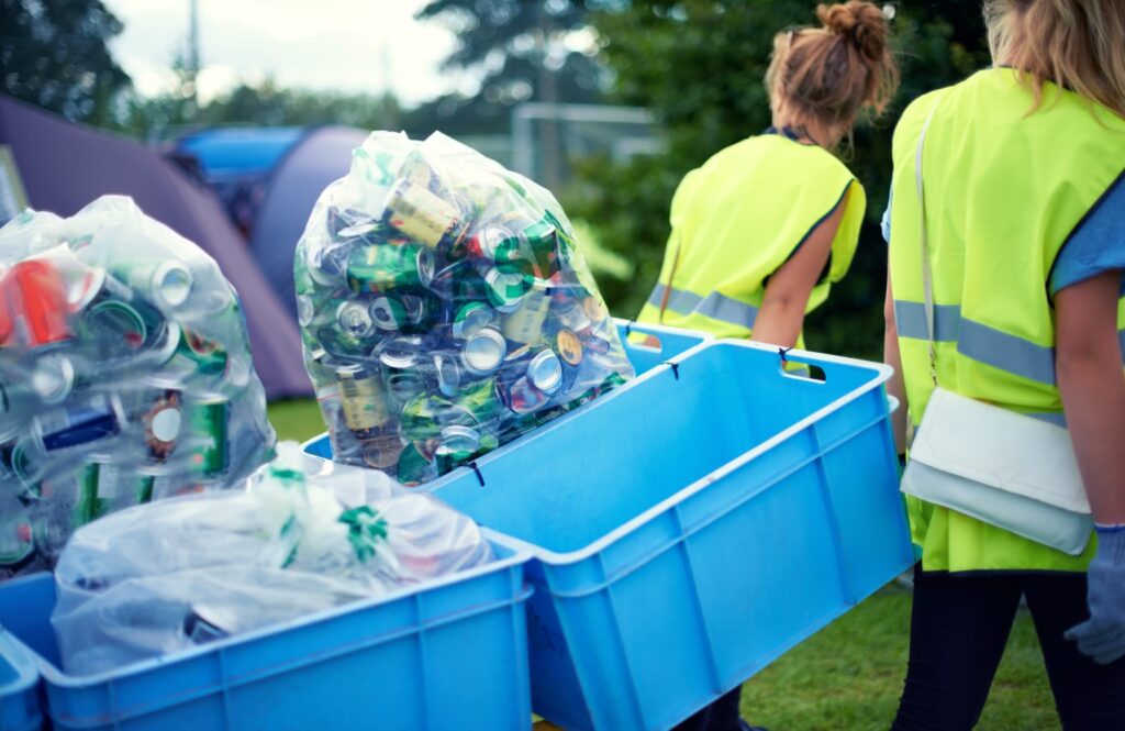 opruimen van blikken tijdens evenementen schoonmaak